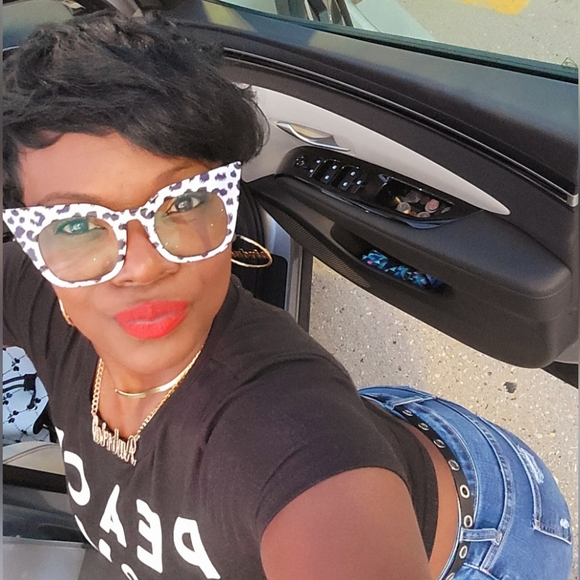 Meet your Posher, Aubria - Picture 3 of 4